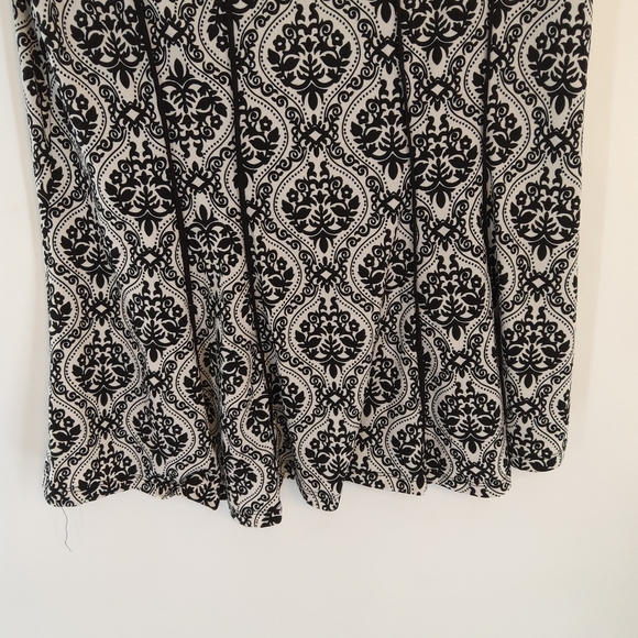 MARIA GABRIELLE SLEEVELESS BOTTOM FLARED TOP BLACK WHITE - Picture 8 of 9